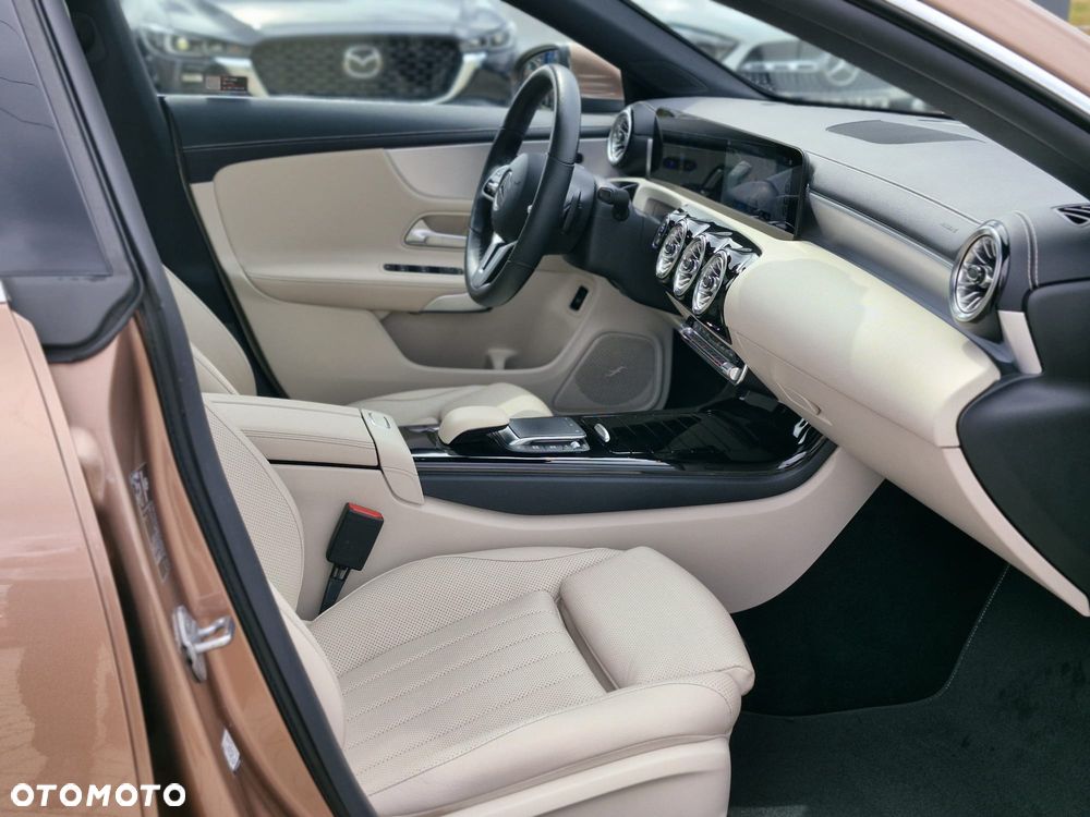 Mercedes-Benz CLA 200 Progressive 7G-DCT - 19