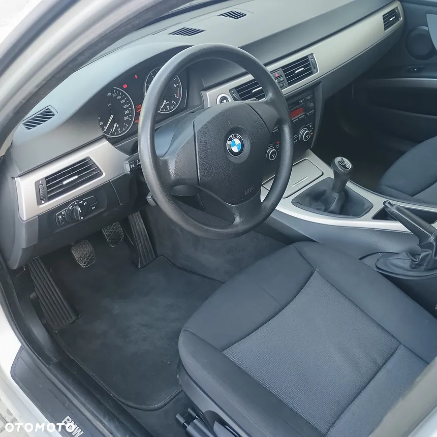 BMW Seria 3 318i - 5