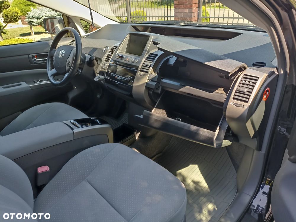 Toyota Prius (Hybrid) Executive - 29