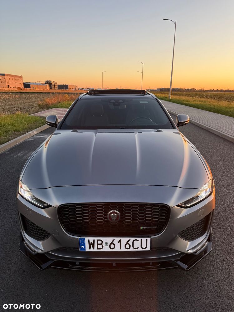 Jaguar XE 2.0 P300 AWD R-Dynamic HSE - 19