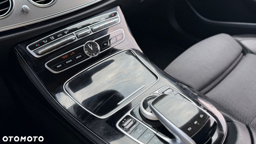 Mercedes-Benz Klasa E 220 d 4Matic 9G-TRONIC - 35