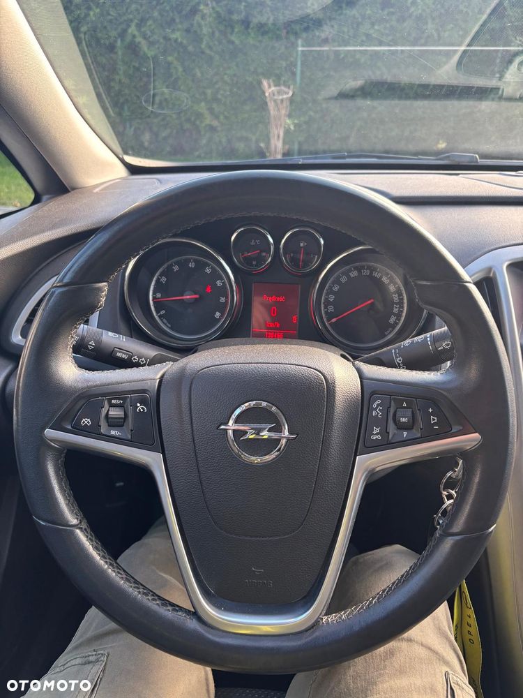 Opel Astra 2011 photo 2