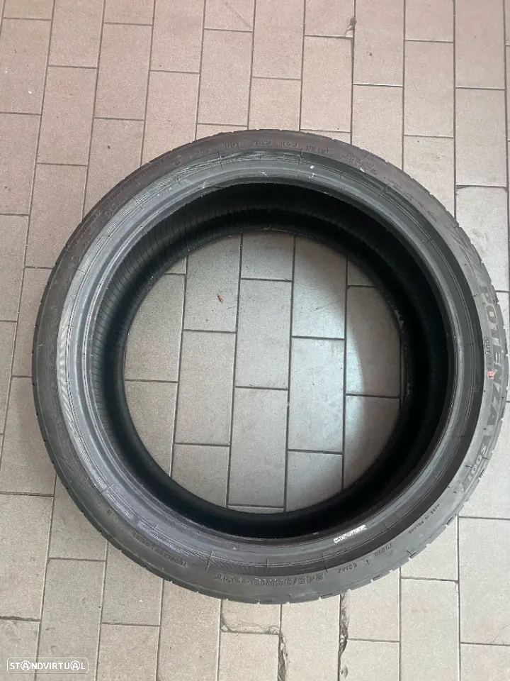 Pneus Bridgestone 245/35/19 Potenza S001 com mais de 50% de piso - 3