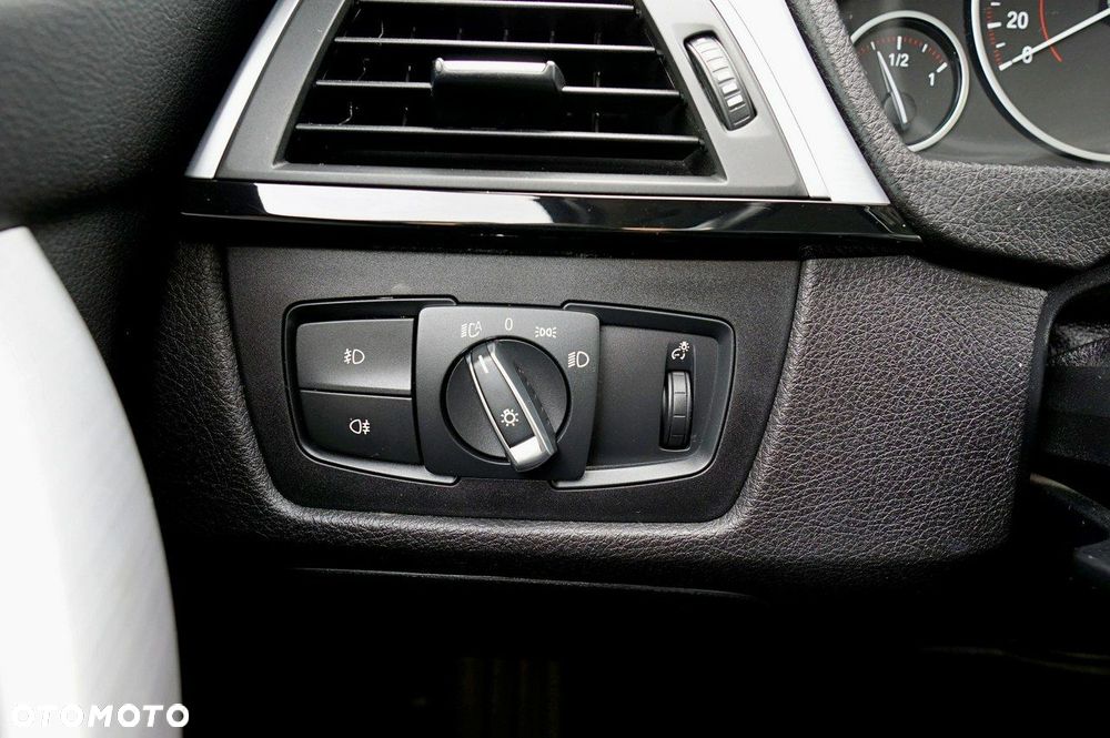 BMW Seria 3 318i Sport Line - 27