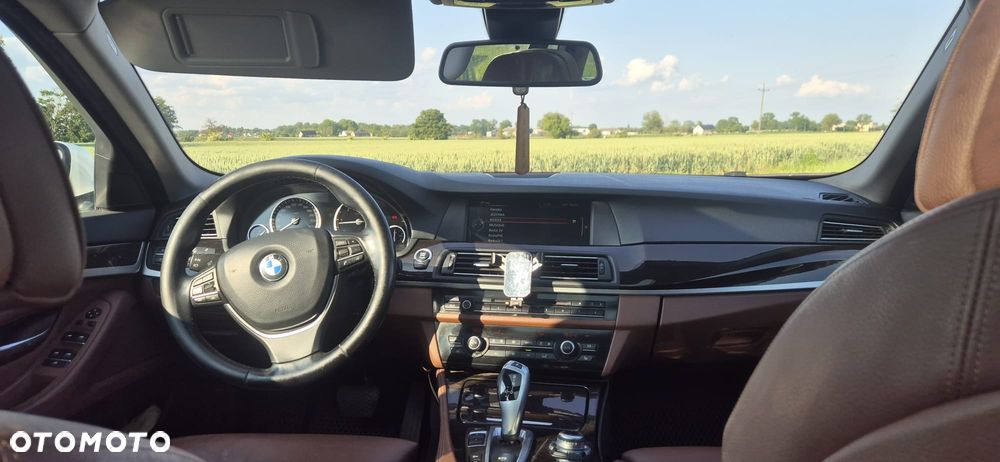 BMW Seria 5 525d xDrive - 14