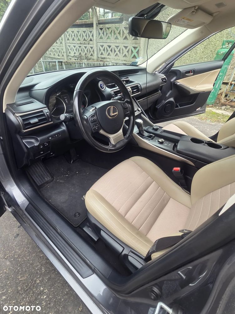 Lexus IS - 12