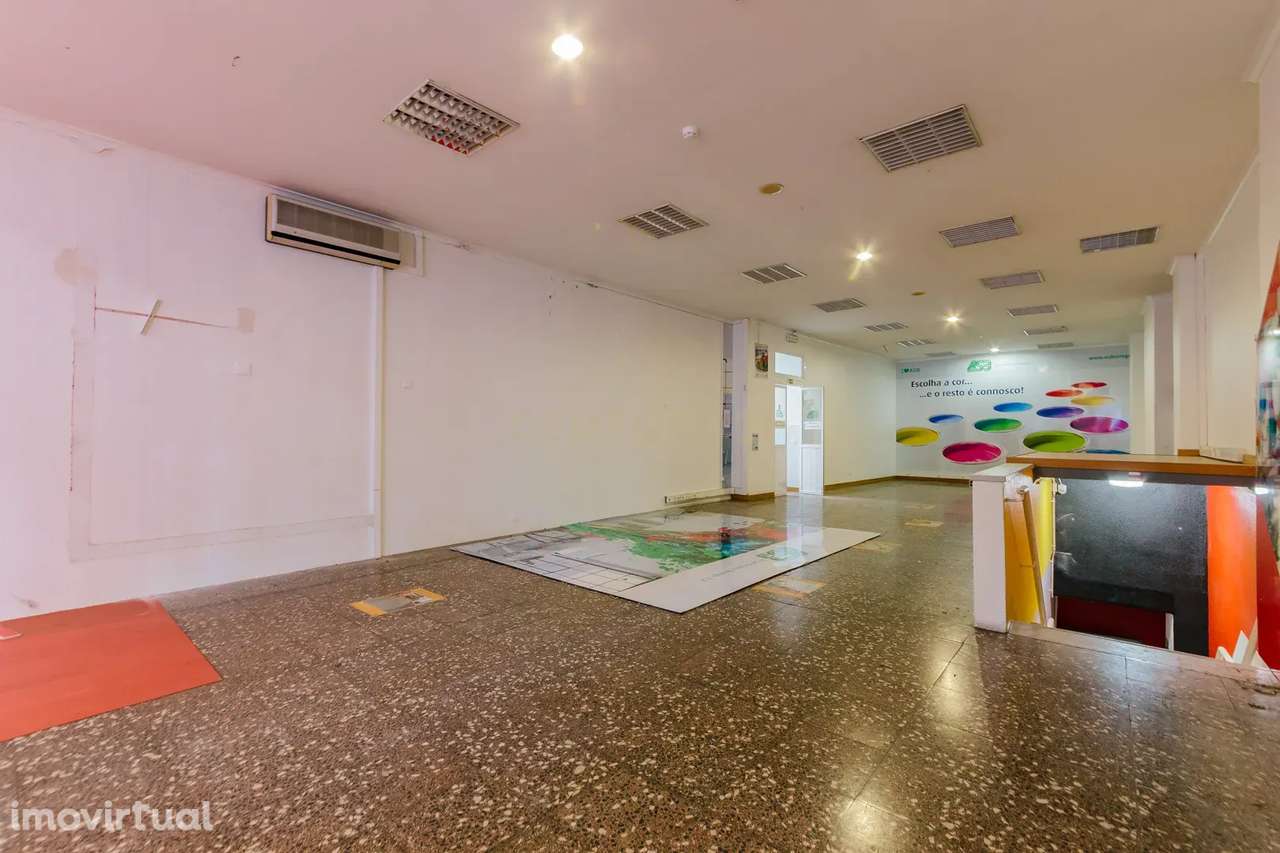VENDE-SE IMÓVEL - LOJA, ARMAZÉM E GARAGEM NA PENHA DE FRANÇA, LISBOA - Grande imagem: 4/26