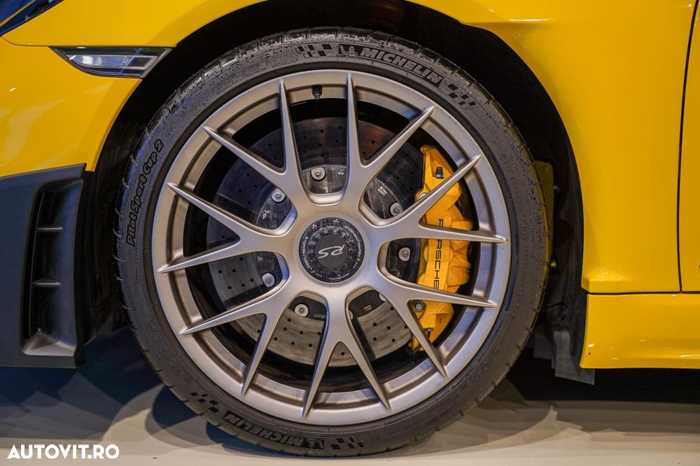 Porsche Cayman 718 GT4 RS - 7