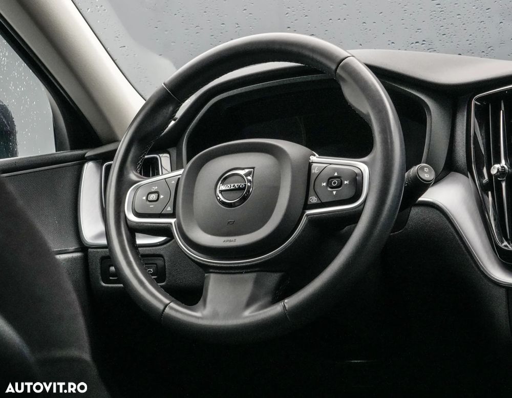 Volvo XC 60 B4 MHEV AT8 AWD Momentum Pro - 17