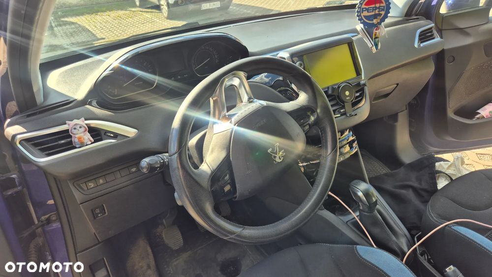 Peugeot 208 - 8