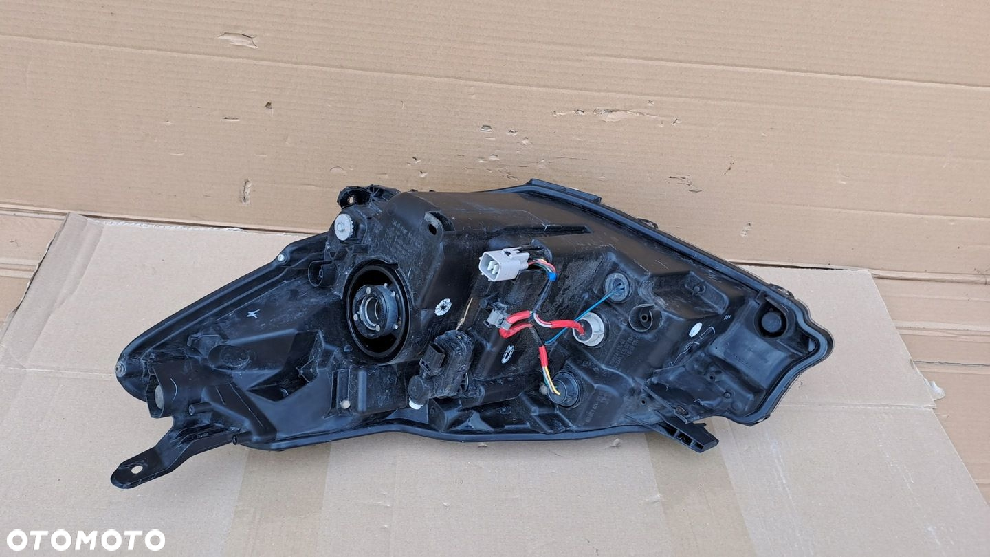 TOYOTA YARIS III LIFT PRAWA LAMPA PRZÓD SOCZEWKA UŻYWANA - 5