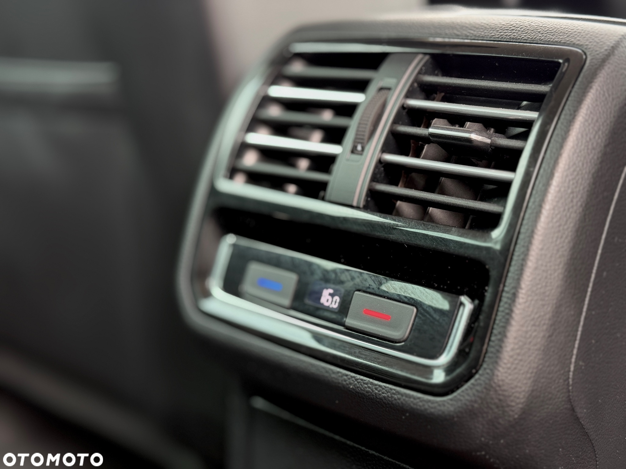 Volkswagen Passat Variant 2.0 TDI SCR DSG (BlueM Tech) Comfortline - 32