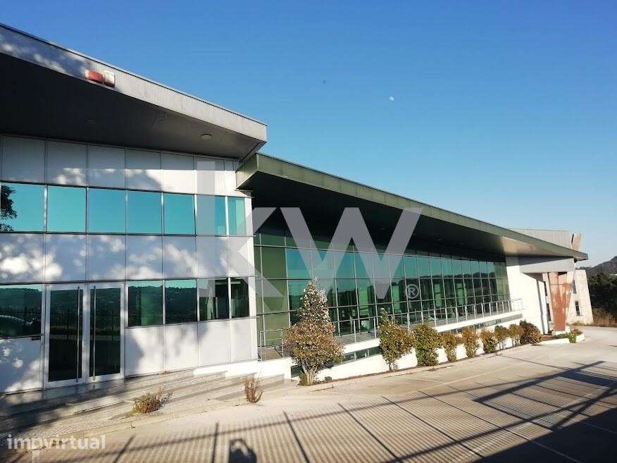 Armazém com gabinetes em Parque Empresarial a 10 minutos de Fátima - Grande imagem: 2/18