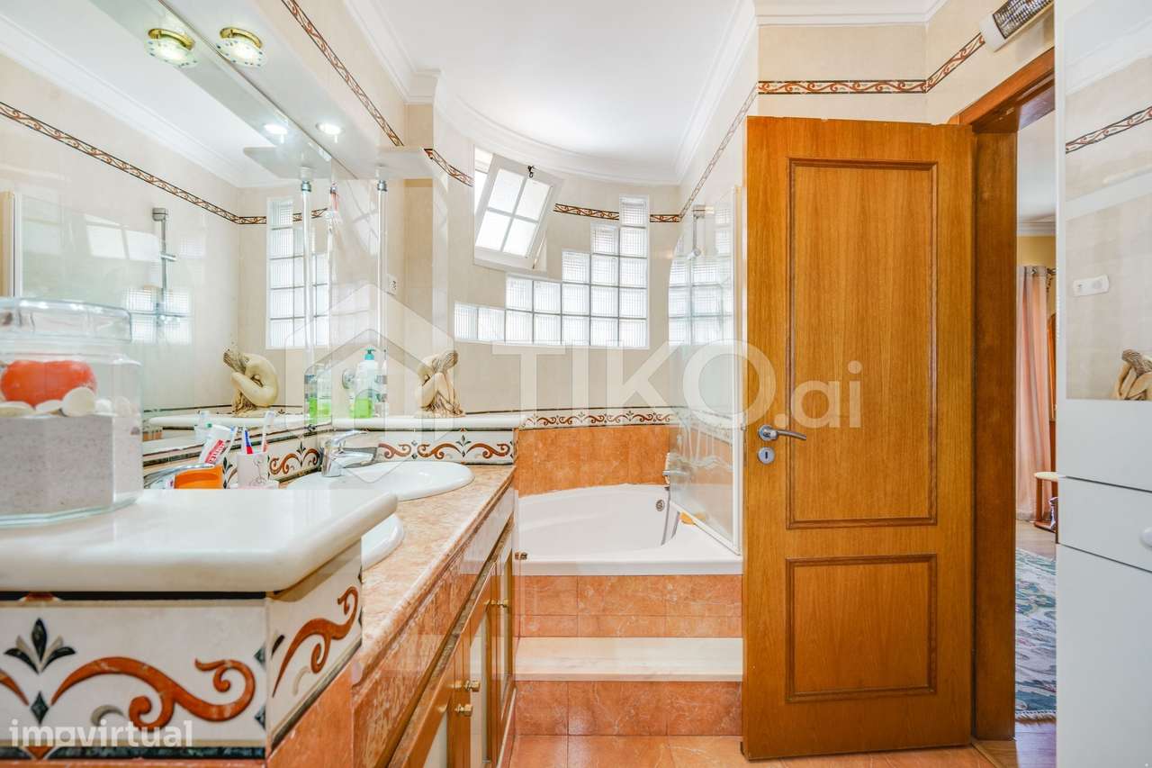 Moradia T4 com jardim, cave independente e excelente potencial — Vale - Grande imagem: 5/53