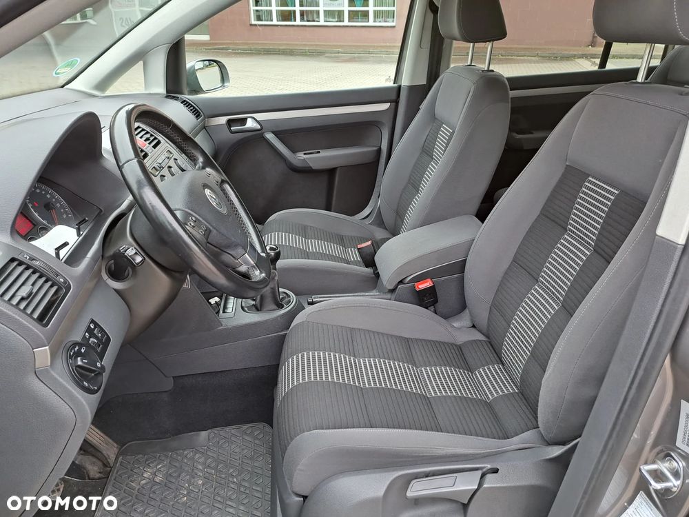 Volkswagen Touran - 14
