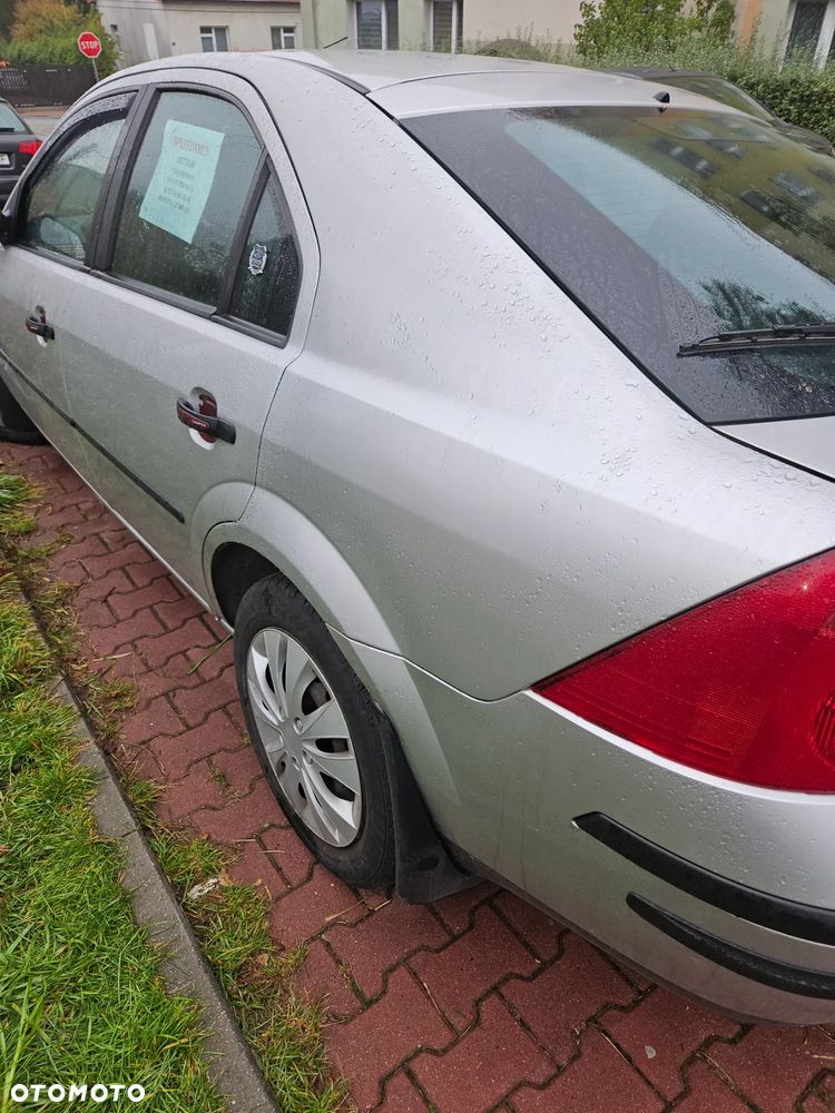 Ford Mondeo 1.8 Ambiente - 11