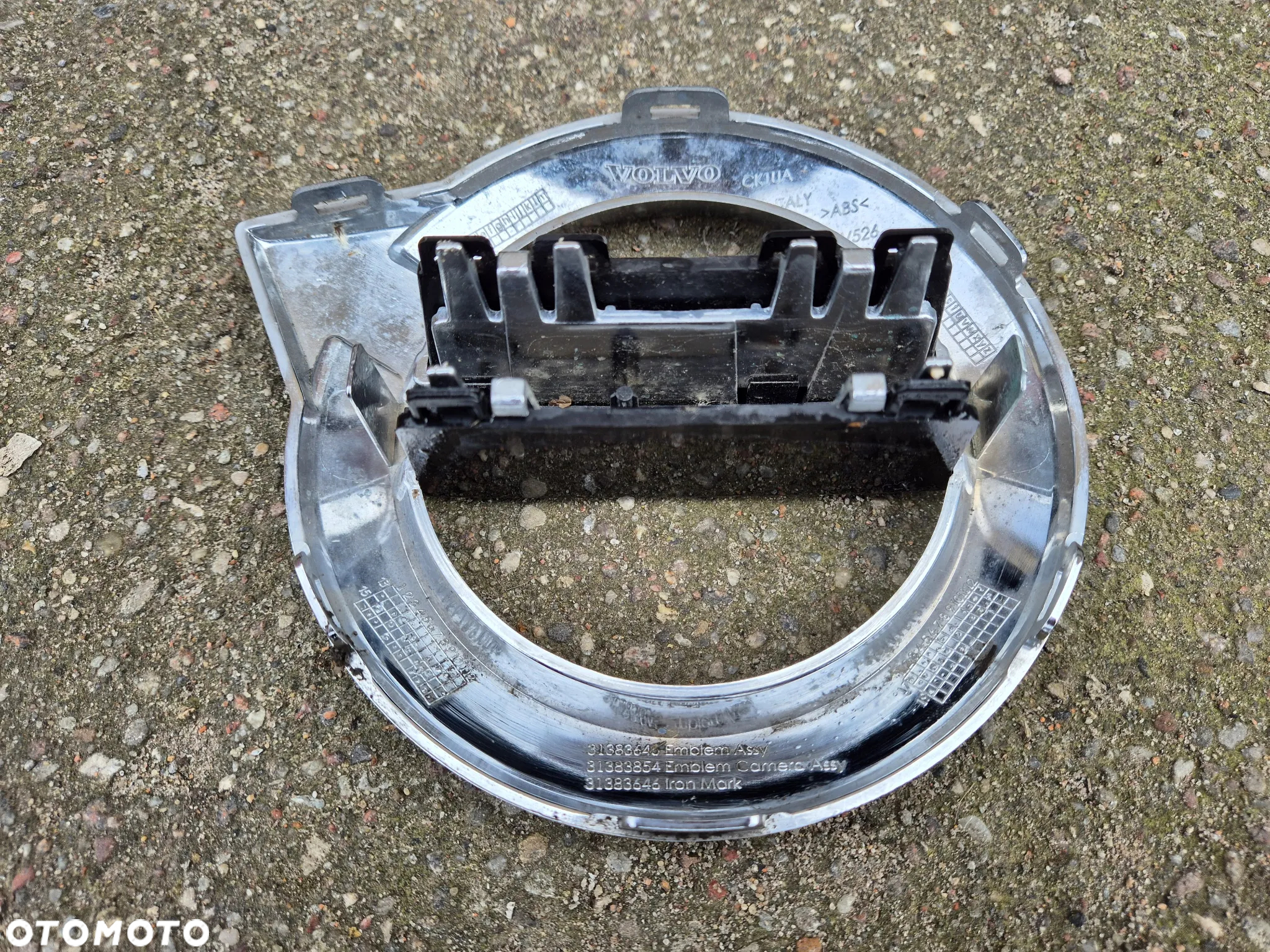 Volvo XC40 II 17- znaczek logo emblemat grill atrapa - 3