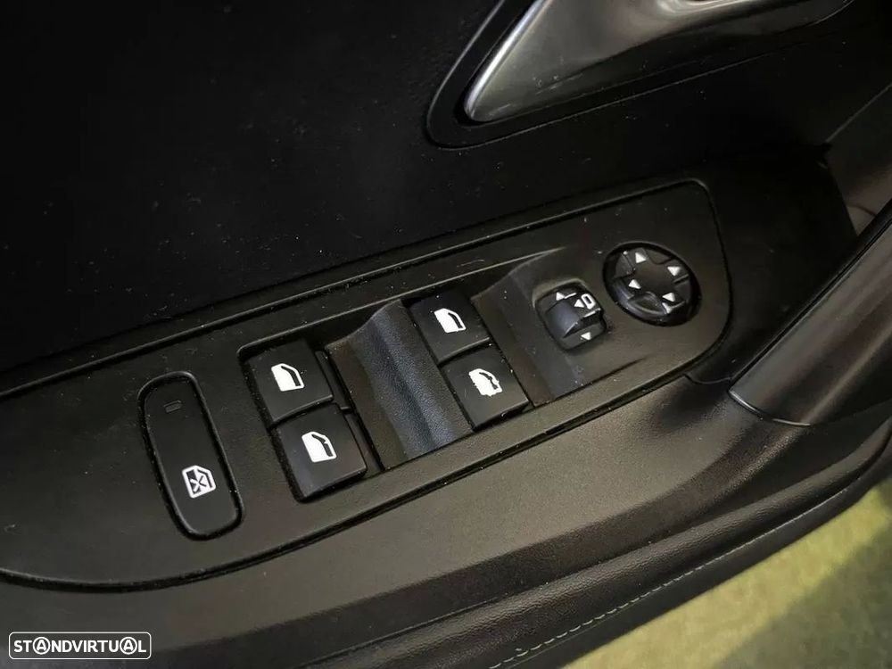 Peugeot 2008 1.5 BlueHDi Allure EAT8 - 29