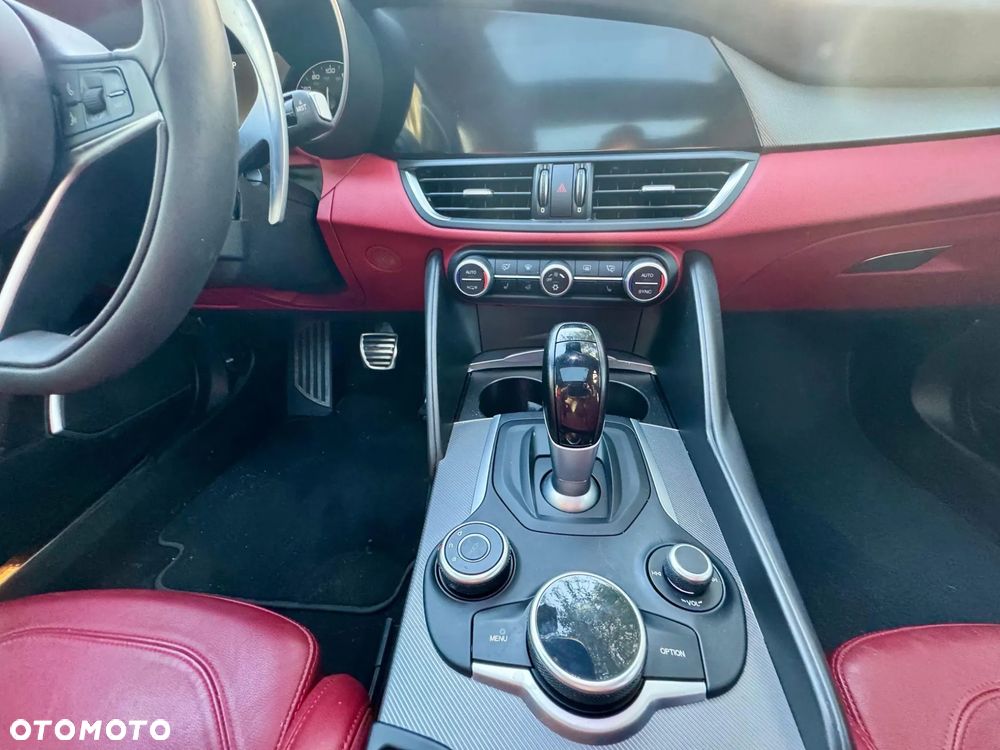 Alfa Romeo Giulia 2.0 Turbo 16V AT8-Q4 Ti - 22