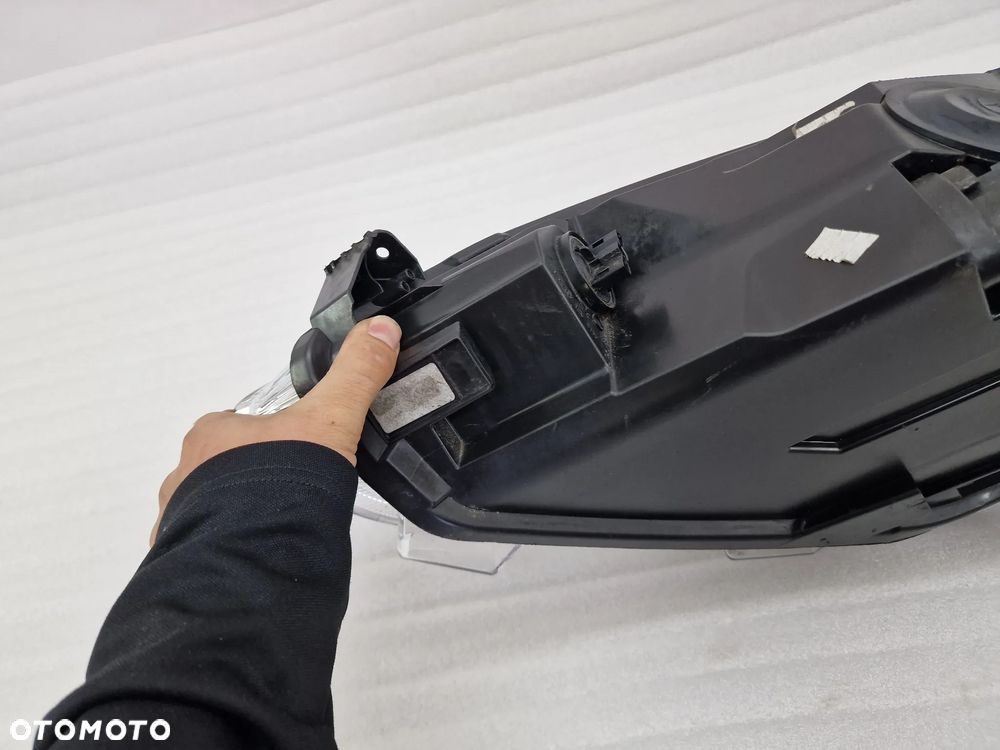 FORD FIESTA MK8 17-  PRAWA LAMPA PRZEDNIA PRZÓD , NR H1BB-13W029-AE , NR AUKCJI LA621 - 10