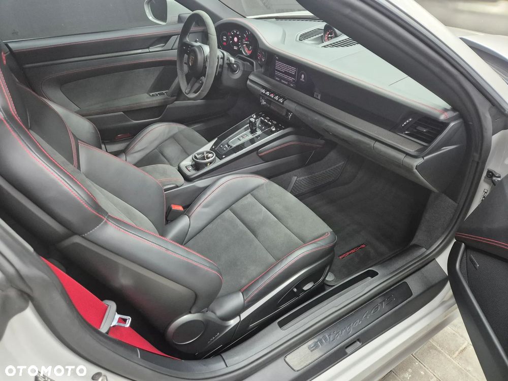 Porsche 911 Carrera 4 GTS - 8