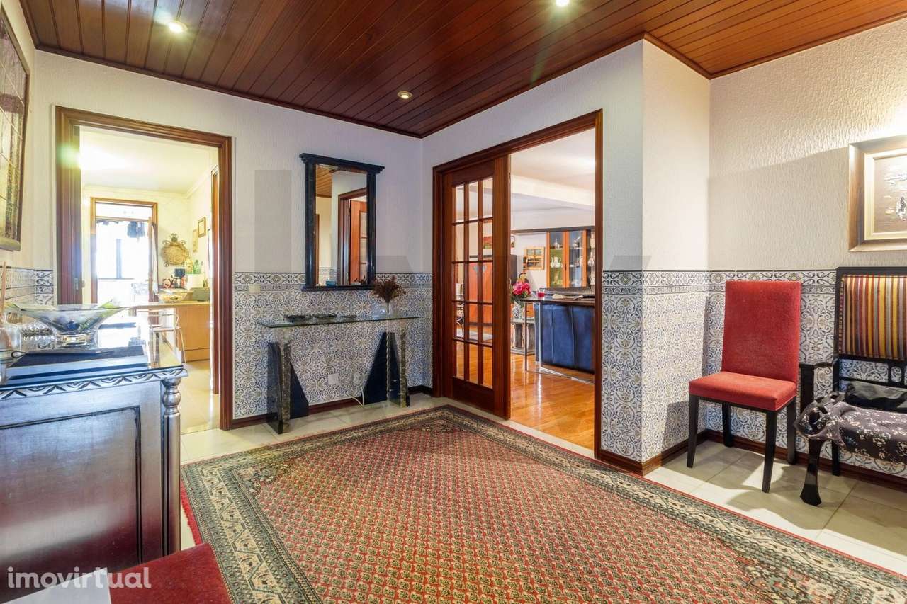 T4 à Venda ao centro de V. N. Gaia 2 lugares de garagem e arrumo - Grande imagem: 3/31