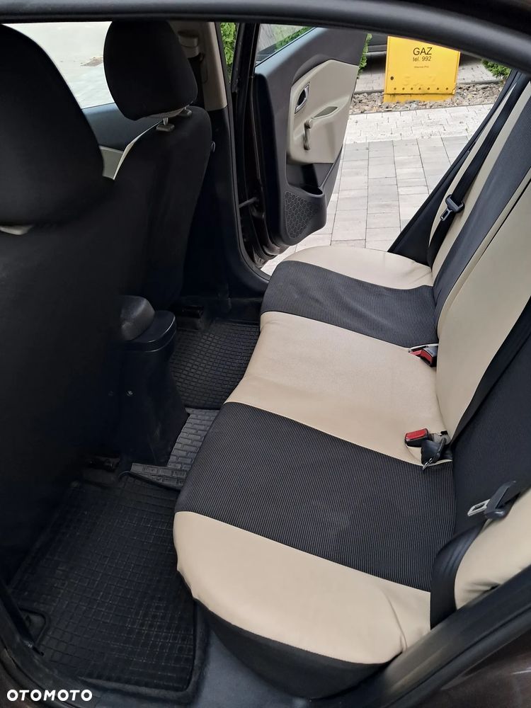 Kia Rio 1.4 L - 6