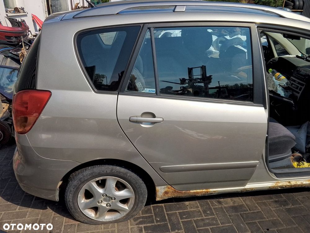 Toyota Corolla Verso I (02-04r.) 2.0 D-4D 89KM. Silnik 1CD-FTV Skrzynia  E351 lakier1D9 – Silver Graphite. Cały na części GWARANCJA !!!  Przód Tył Zestaw Komplet Drzwi Klapa Zderzak Błotnik Maska Grill Atrapa Szyba Pas Lampa Lusterko Boczki Fotel Kanapa Kokpit Deska Rozdzielcza Przełącznik Włącznik Sterownik Przewody Wiązka Instalacja Moduł Komputer Czujnik Listwa Pompa Alternator Wtryski Głowica Rozrusznik Kompresor Sprzęgło Dwumas Silnik Skrzynia ABS Klimatyzacji Paliwa Wspomagania Kolektor Turbina Przepustnica Zawór Chłodnica Koło Hak Belka Sanki Zawieszenie Mcpherson Półoś Amortyzator Wydech Tłumik Zacisk Most - 4