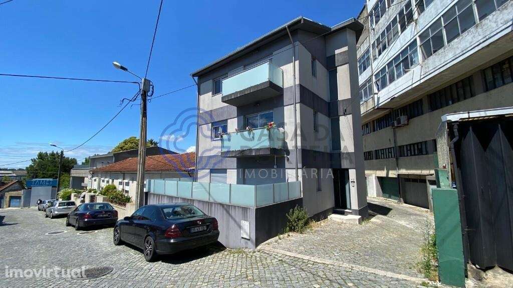 Prédio totalmente reabilitado com 3 T2 em Propriedade Total - Grande imagem: 2/25