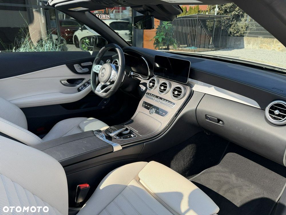 Mercedes-Benz Klasa C 300 4Matic 9G-TRONIC AMG Line - 24