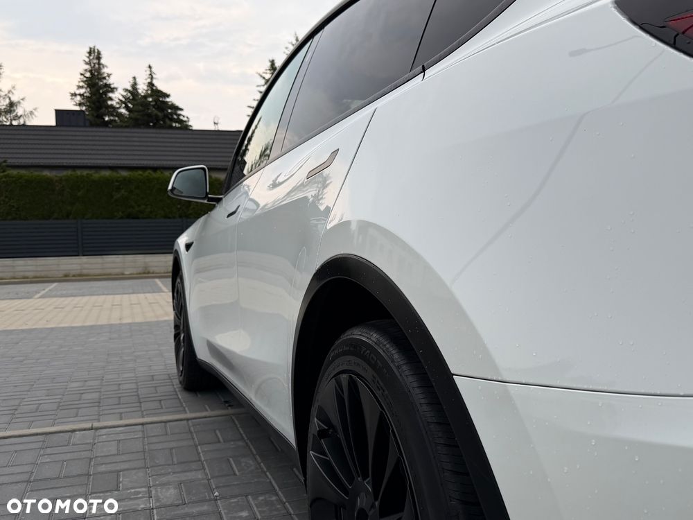 Tesla Model Y - 8