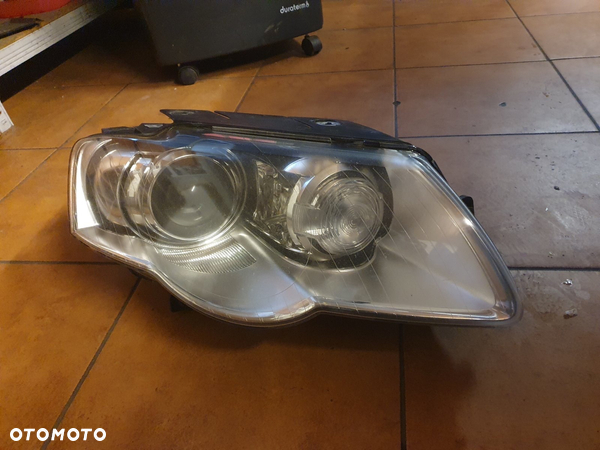 REFLEKTOR PRAWY VW PASSAT B6 XENON