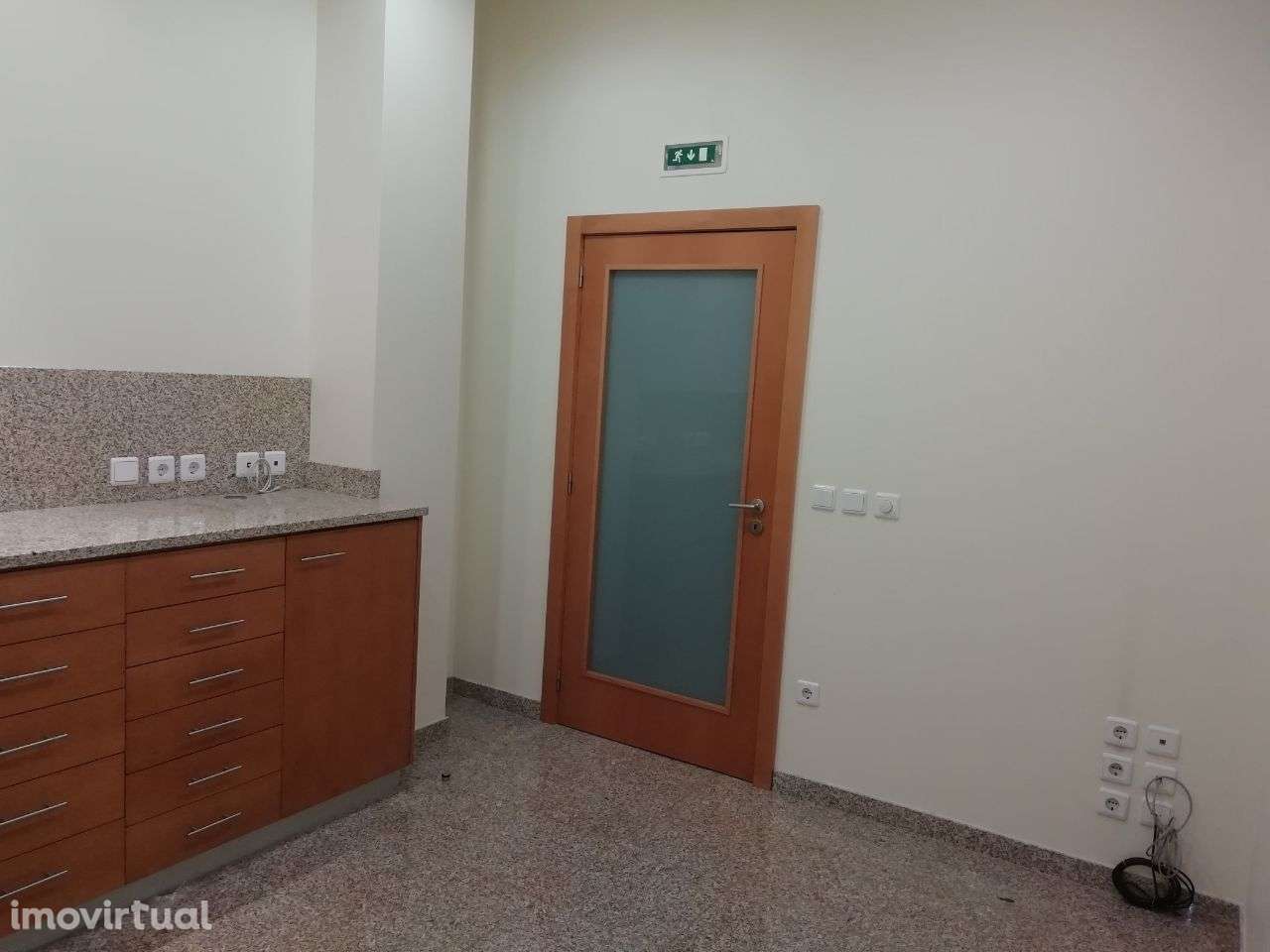 ALUGO LOJA R/CH VIRADA RUA  90,41M2 - PORTO - Grande imagem: 5/17