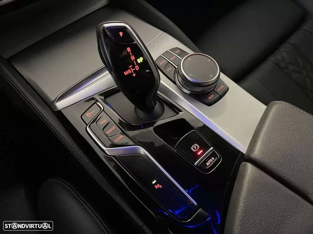 BMW 520 d Pack Desportivo M Auto - 38