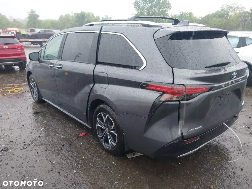 Toyota Sienna - 3