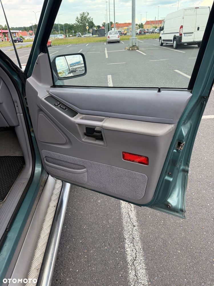 Ford Explorer Standard - 26