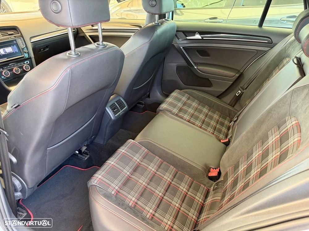 VW Golf GTI BlueMotion - 13