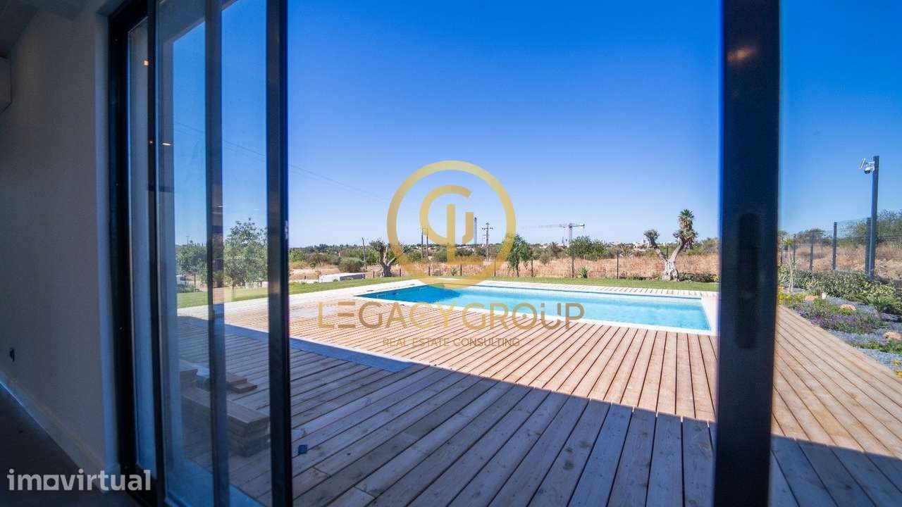 Luxuosa Moradia t4 com piscina e jardim Quarteira - Grande imagem: 2/32