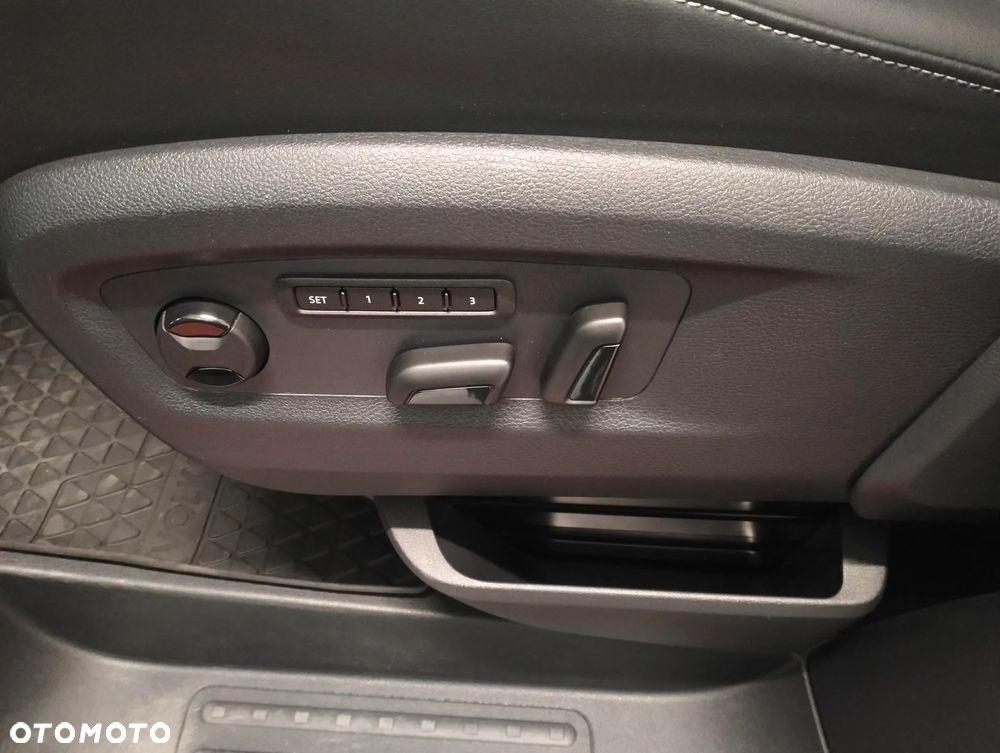 Volkswagen Multivan - 10