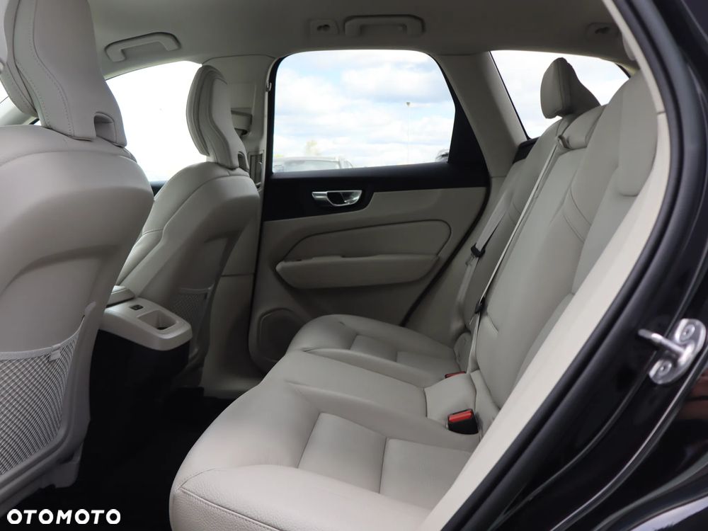 Volvo XC 60 B5 B AWD Plus Dark - 16