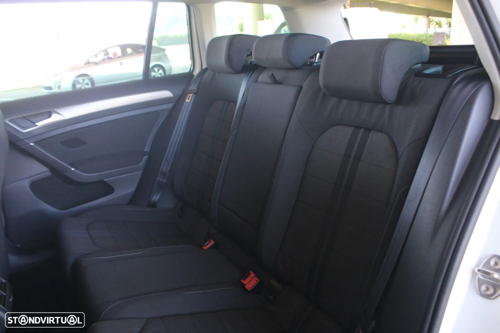 VW Golf Variant 1.6 TDi Sportline DSG - 34