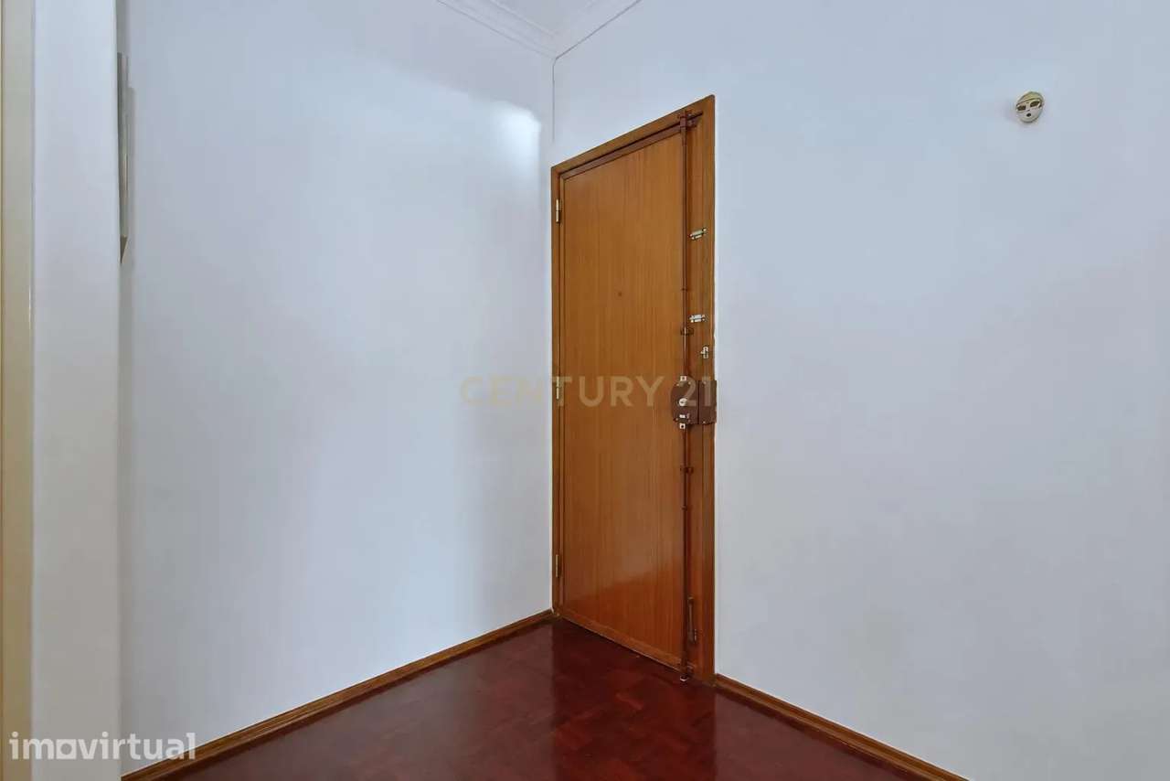 Apartamento T2 com Duas Varandas e Excelente Localização - Grande imagem: 5/37