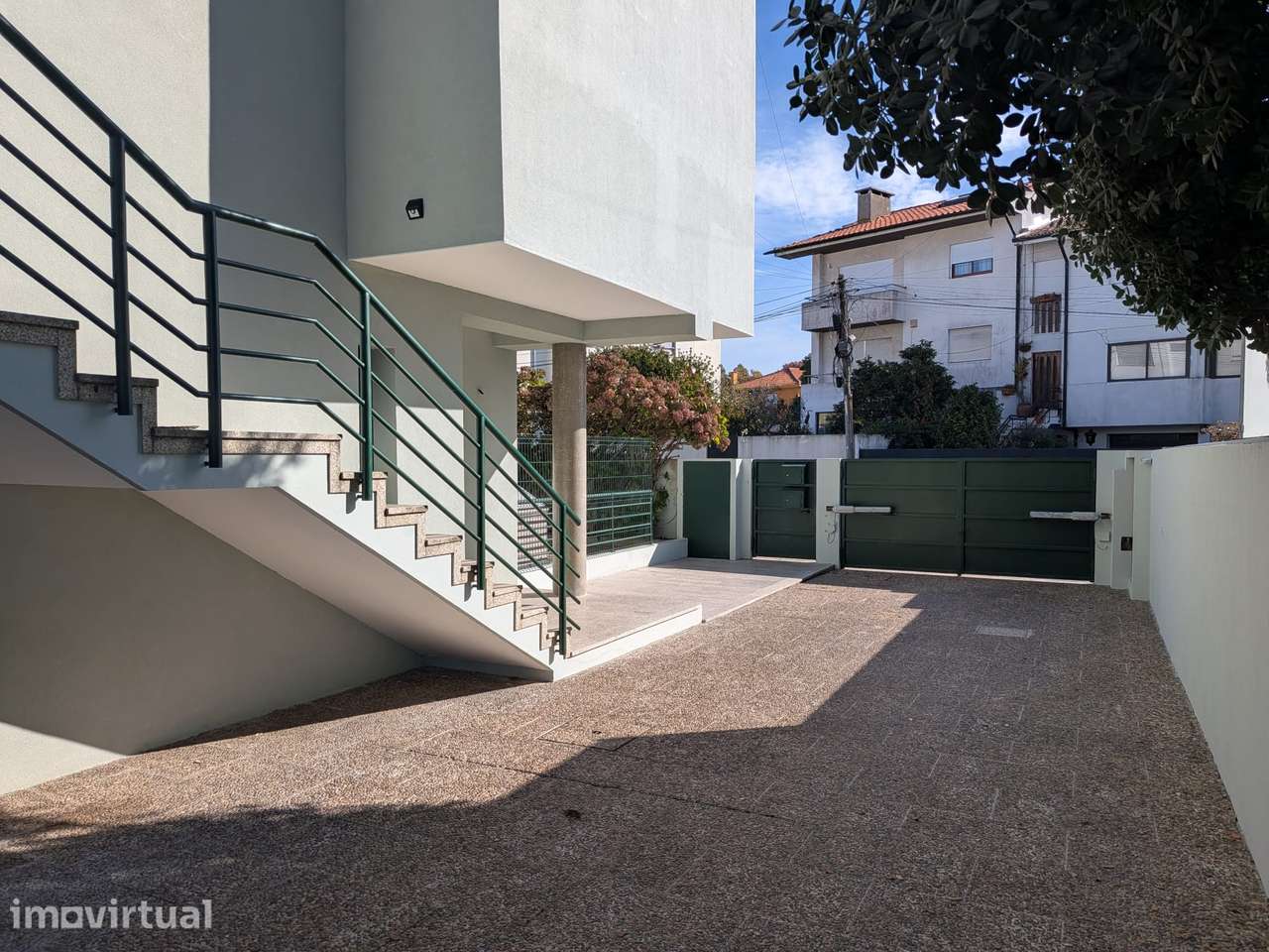 Moradia T4 pronta a habitar, com exterior recentemente renovado - Grande imagem: 5/9
