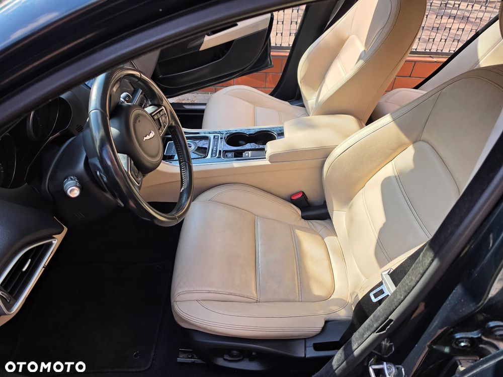 Jaguar XE 2.0 D AWD R-Sport - 17