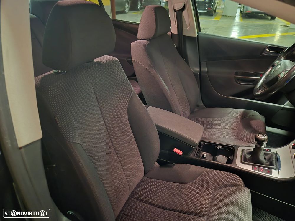 VW Passat 2.0 TDI Confortline - 41