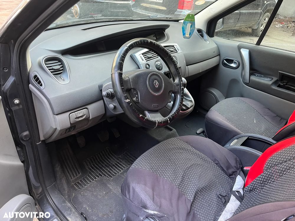 Dezmembrez Renault Megane Scenic facelift 2006 1,9 dci 96KW F9Q-E8 - 10