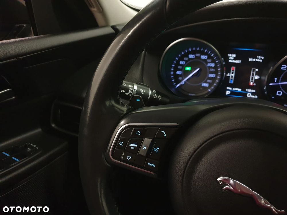 Jaguar XE 2.0 D Prestige - 10