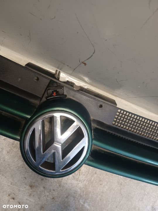 GRILL ATRAPA PRZÓD VOLKSWAGEN GOLF IV ZNACZEK LC6N - 4