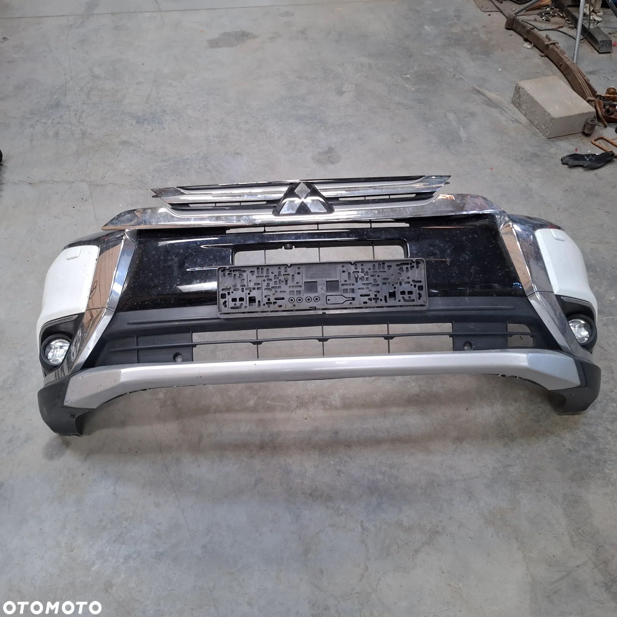 MITSUBISHI OUTLANDER III 3 15- ZDERZAK KOMPLETNY PRZOD W KOLOR W37 białySPRYSKI - 1
