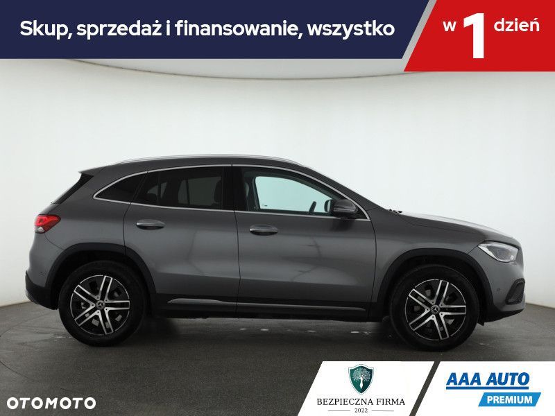 Mercedes-Benz GLA - 8